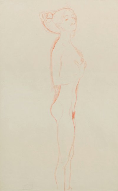 Niña desnuda de pie, con la mano derecha en el pecho de Gustav Klimt